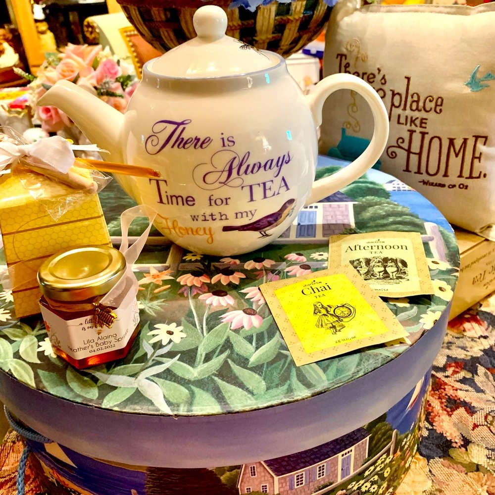 Honeybee &Wren Sweetest Teapot “ Always Time For Tea” Mint Condition